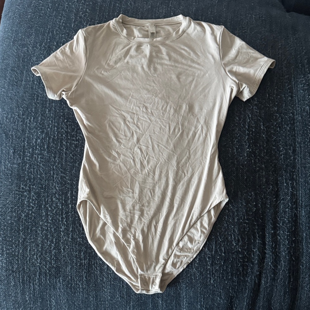 SKIMS Fits Everybody T-shirt Bodysuit Brief in Stone Grey Sz M